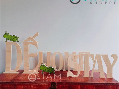 Chữ gỗ nổi làm bảng hiệu quảng cáo DẾ HOMESTAY